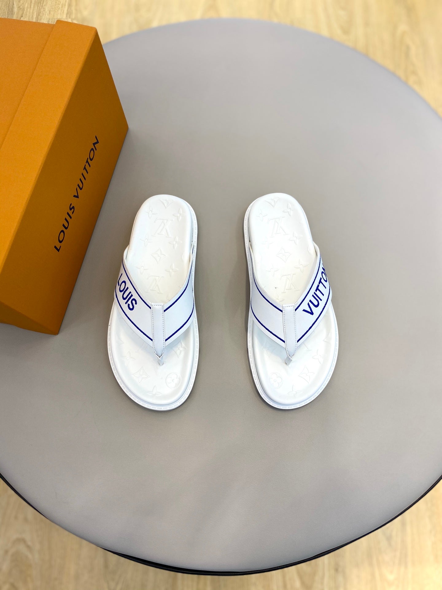 Louis Vuitton Mirabeau Thong