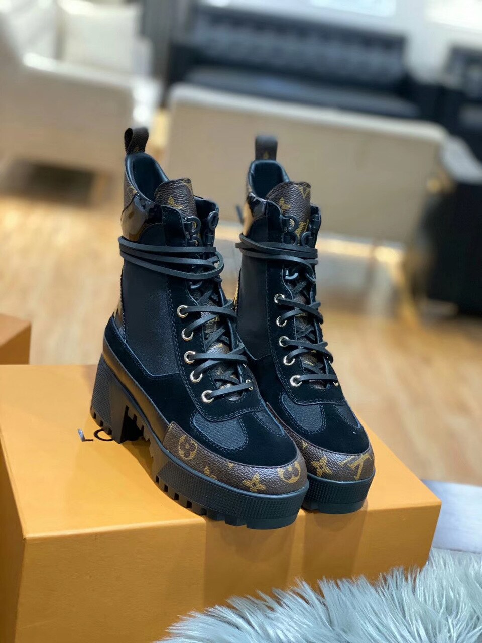 Louis Vuitton Laureate Desert Boots Calfskin Leather Fall/Winter 2019 Collection 1A4XYE Suede Black/Brown