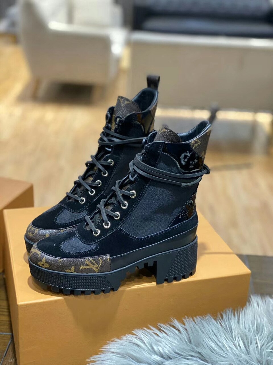 Louis Vuitton Laureate Desert Boots Calfskin Leather Fall/Winter 2019 Collection 1A4XYE Suede Black/Brown