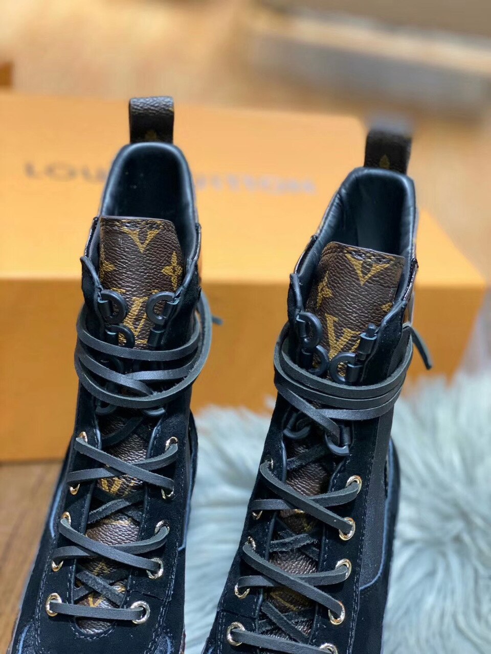 Louis Vuitton Laureate Desert Boots Calfskin Leather Fall/Winter 2019 Collection 1A4XYE Suede Black/Brown