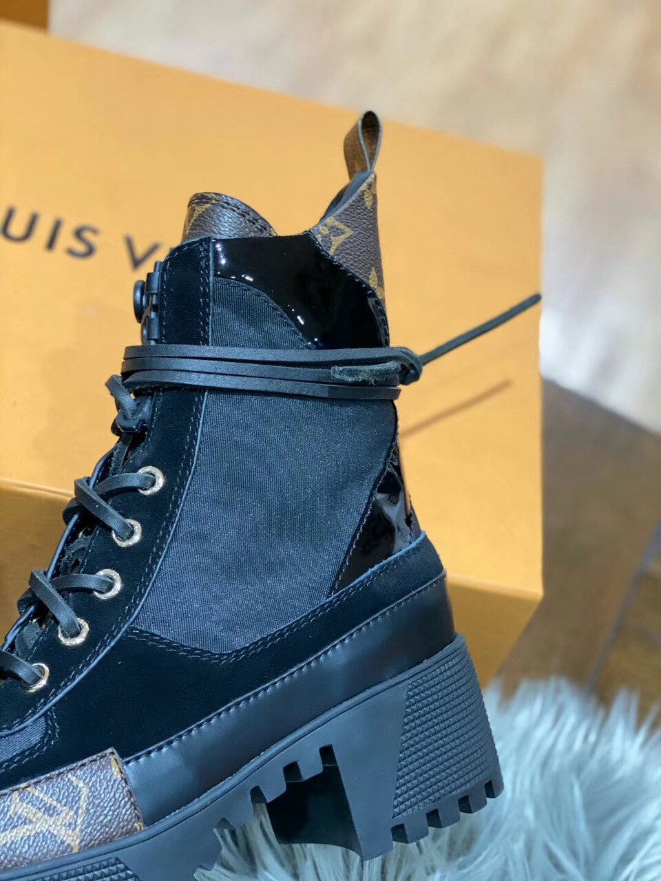 Louis Vuitton Laureate Desert Boots Calfskin Leather Fall/Winter 2019 Collection 1A4XYE Suede Black/Brown