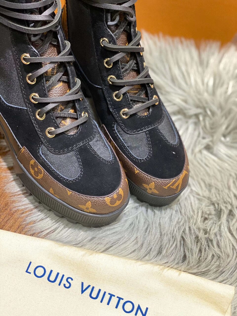 Louis Vuitton Laureate Desert Boots Calfskin Leather Fall/Winter 2019 Collection 1A4XYE Suede Black/Brown