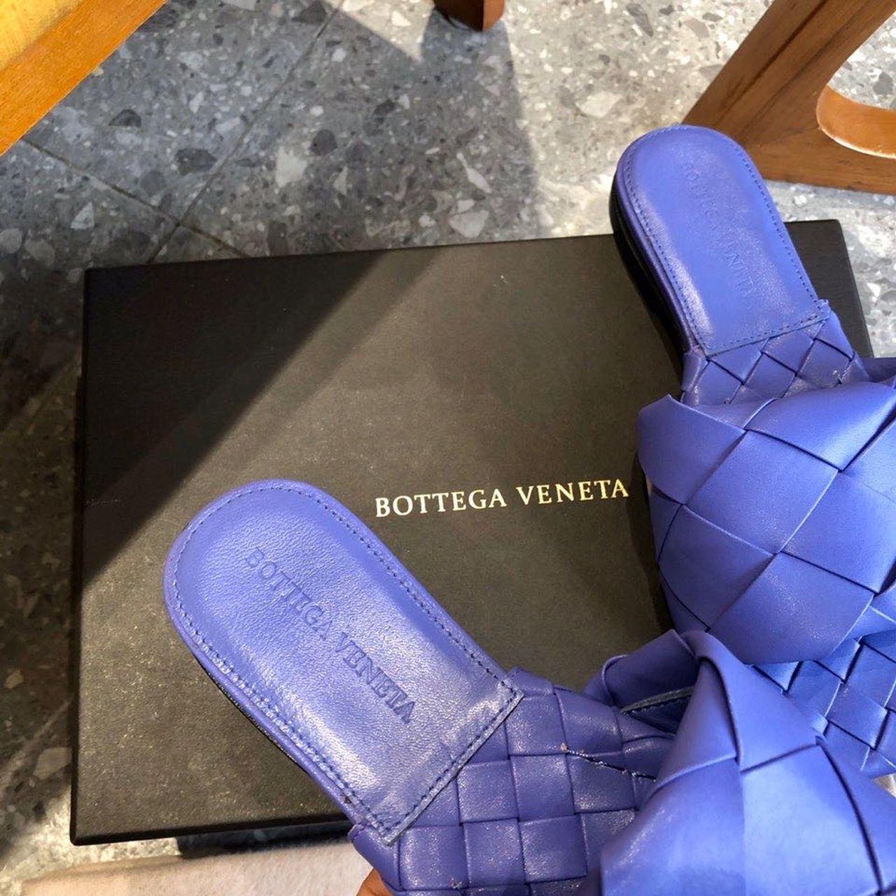 Bottega Veneta Lido Flat Square Toe Sandals Lambskin Leather Fall/Winter 2019 Collection, Purple