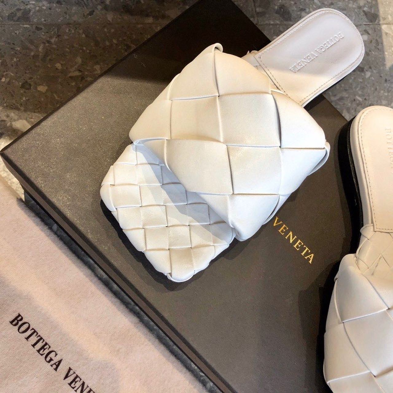 Bottega Veneta Lido Flat Square Toe Sandals Lambskin Leather Fall/Winter 2019 Collection, White