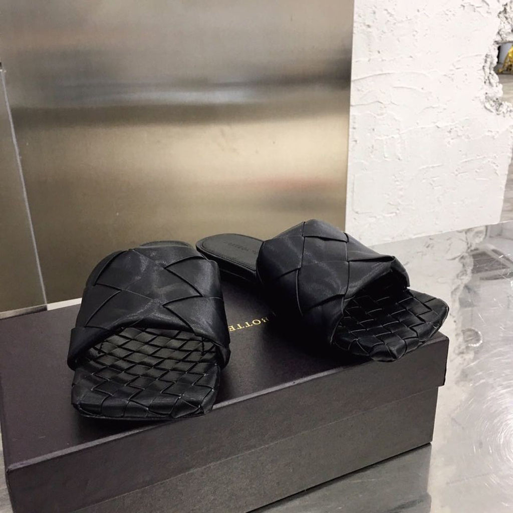Bottega Veneta Lido Flat Square Toe Sandals Lambskin Leather Spring/Summer 2020 Collection, Black