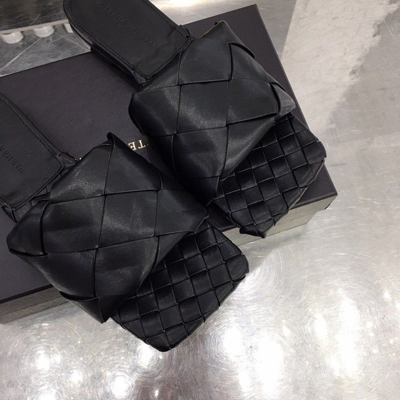 Bottega Veneta Lido Flat Square Toe Sandals Lambskin Leather Spring/Summer 2020 Collection, Black