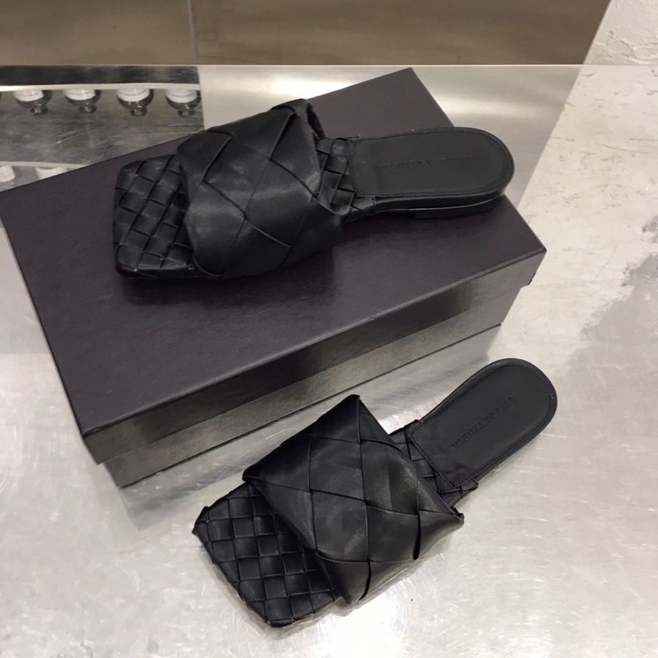 Bottega Veneta Lido Flat Square Toe Sandals Lambskin Leather Spring/Summer 2020 Collection, Black