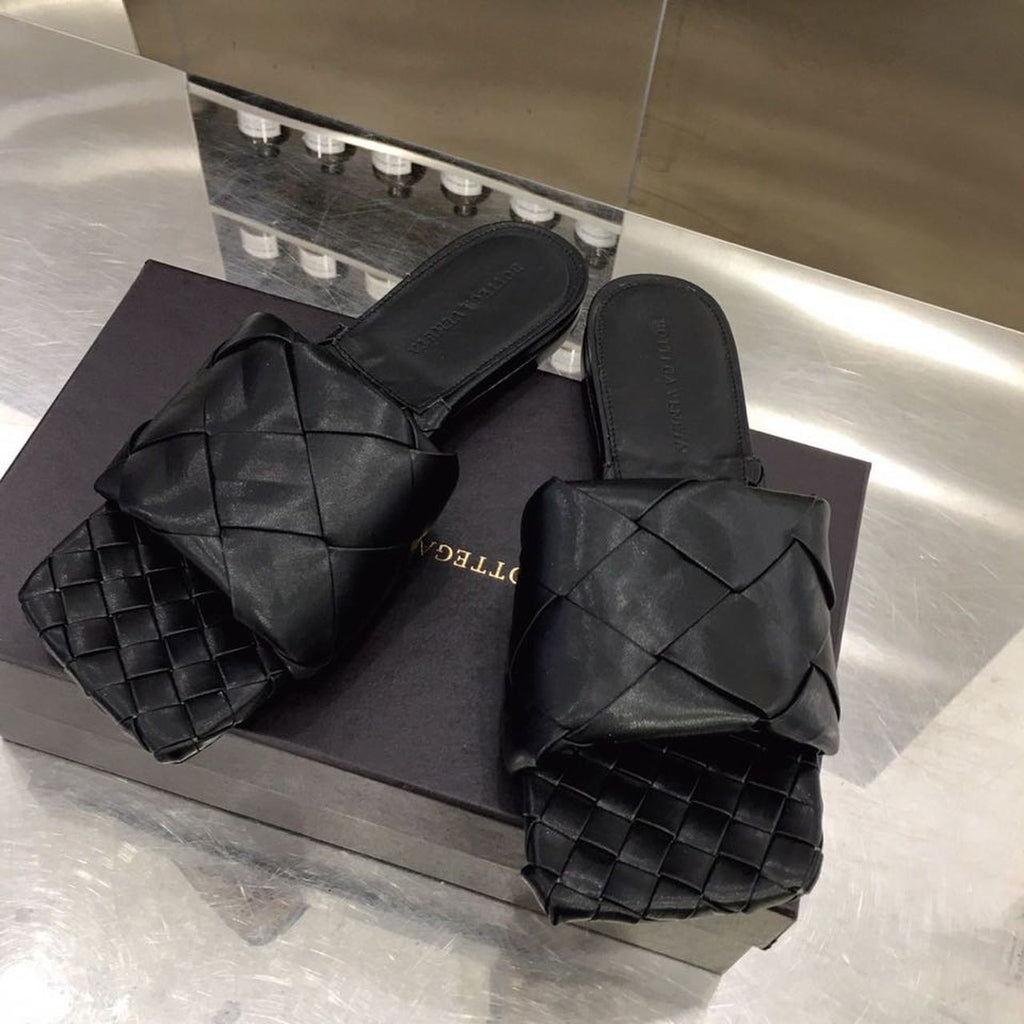 Bottega Veneta Lido Flat Square Toe Sandals Lambskin Leather Spring/Summer 2020 Collection, Black