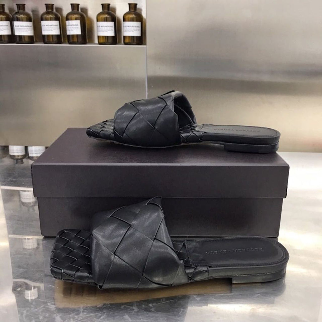 Bottega Veneta Lido Flat Square Toe Sandals Lambskin Leather Spring/Summer 2020 Collection, Black