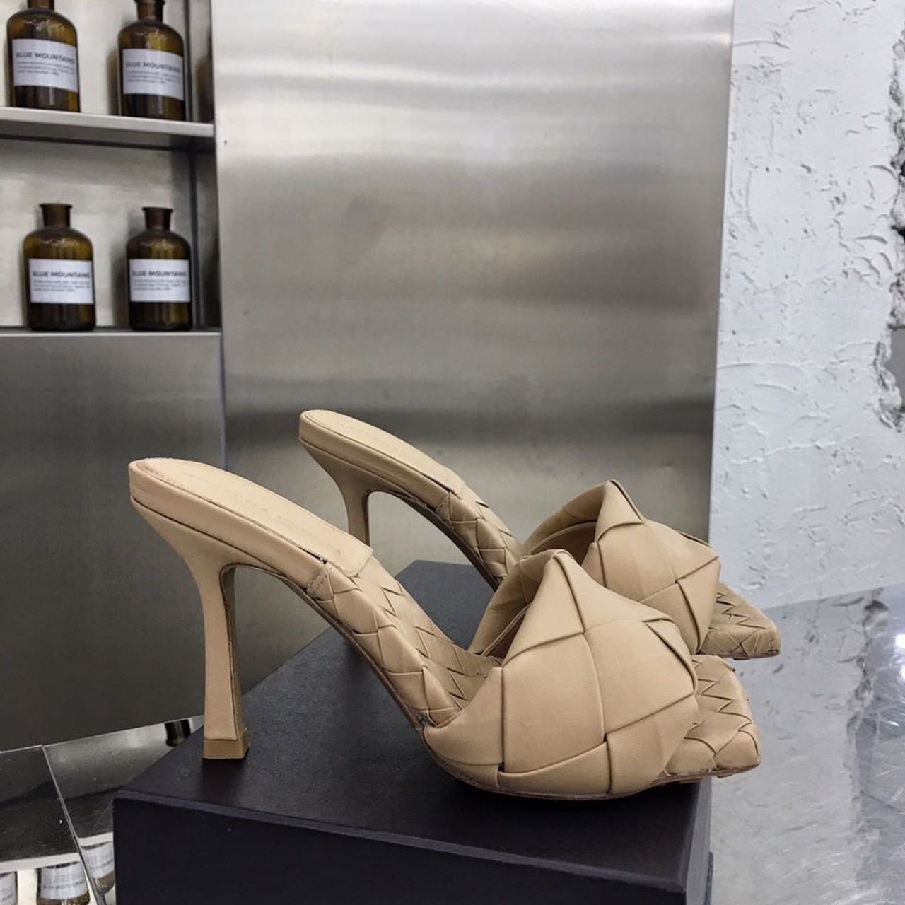 Bottega Veneta Lido Flat Square Toe Heels Lambskin Leather Spring/Summer Collection, Beige