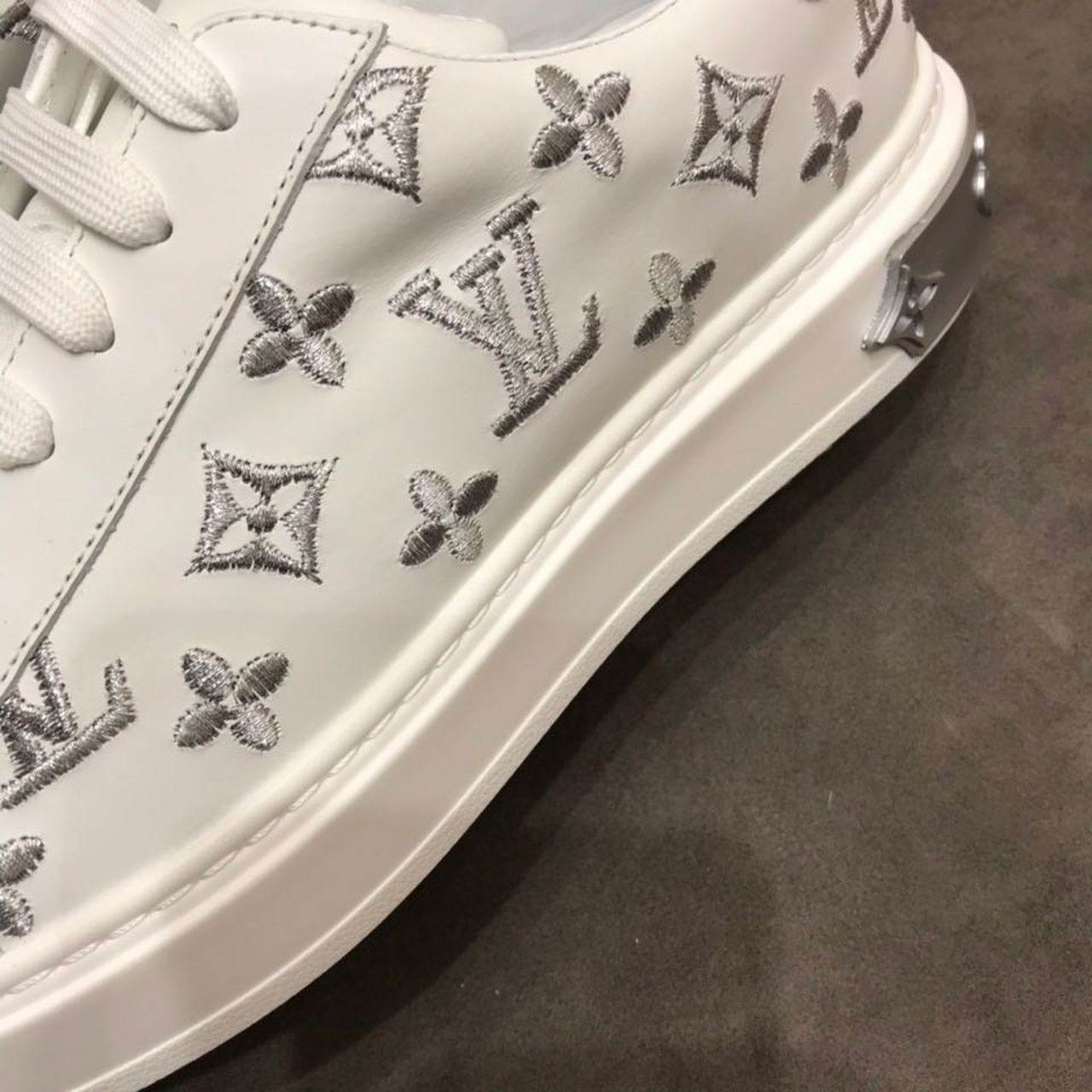 Louis Vuitton Time Out Low Top Sneakers Calfskin Leather Fall/Winter Collection White/Silver