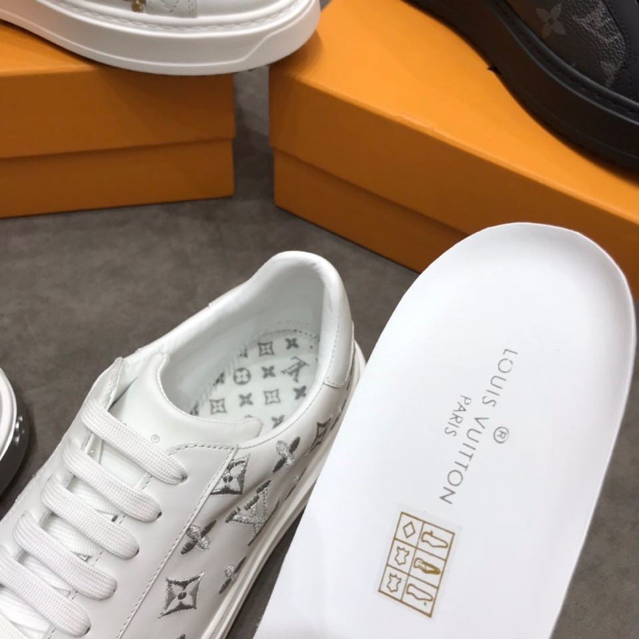 Louis Vuitton Time Out Low Top Sneakers Calfskin Leather Fall/Winter Collection White/Silver