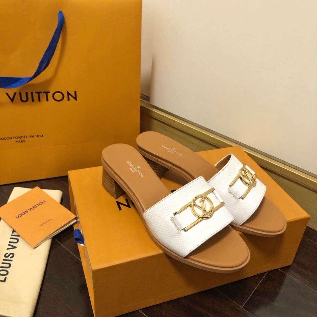 Louis Vuitton Lock It Flat Mules Calfskin Leather Spring/Summer Collection 1A64MN White