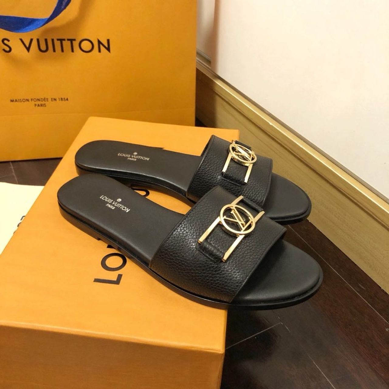Louis Vuitton Lock It Flat Sandals Calfskin Leather Spring/Summer Collection 1A64MN Black