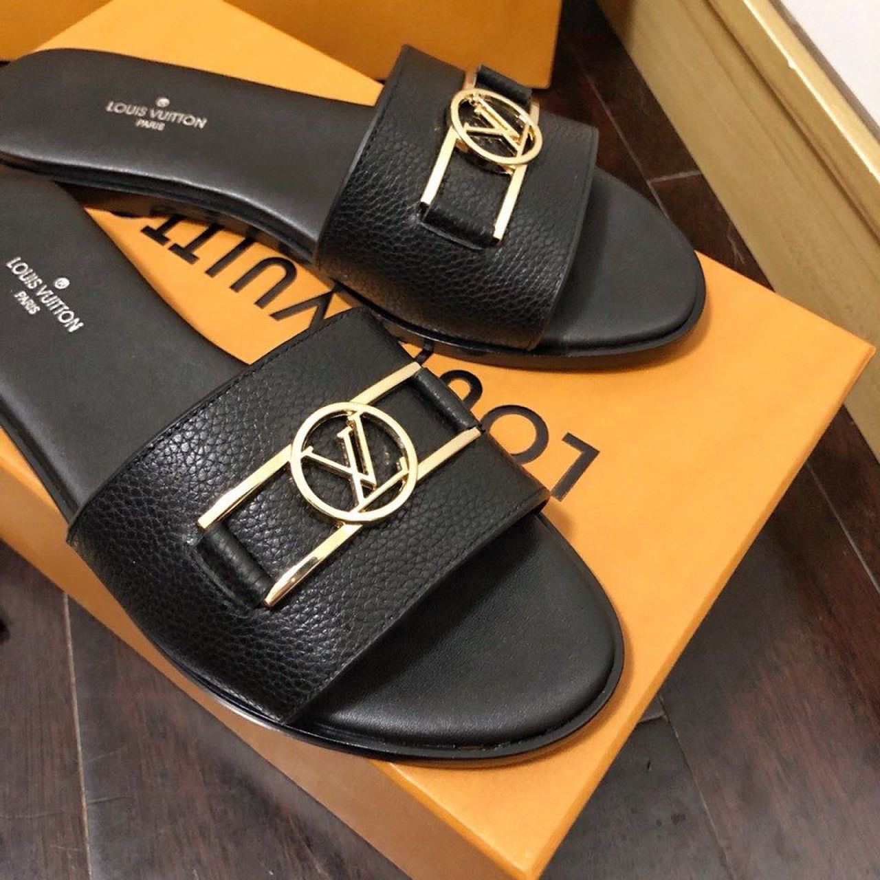 Louis Vuitton Lock It Flat Sandals Calfskin Leather Spring/Summer Collection 1A64MN Black