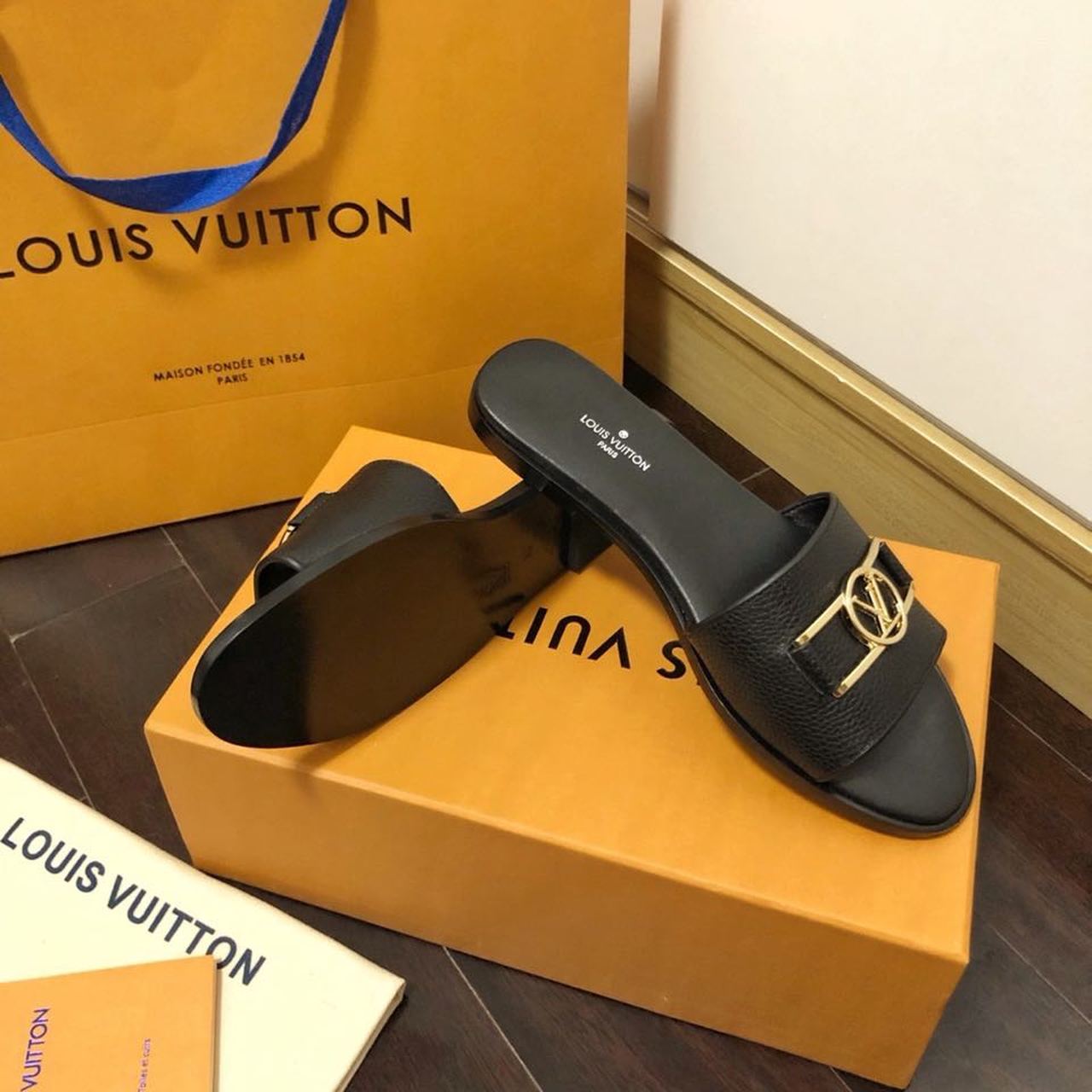 Louis Vuitton Lock It Flat Sandals Calfskin Leather Spring/Summer Collection 1A64MN Black