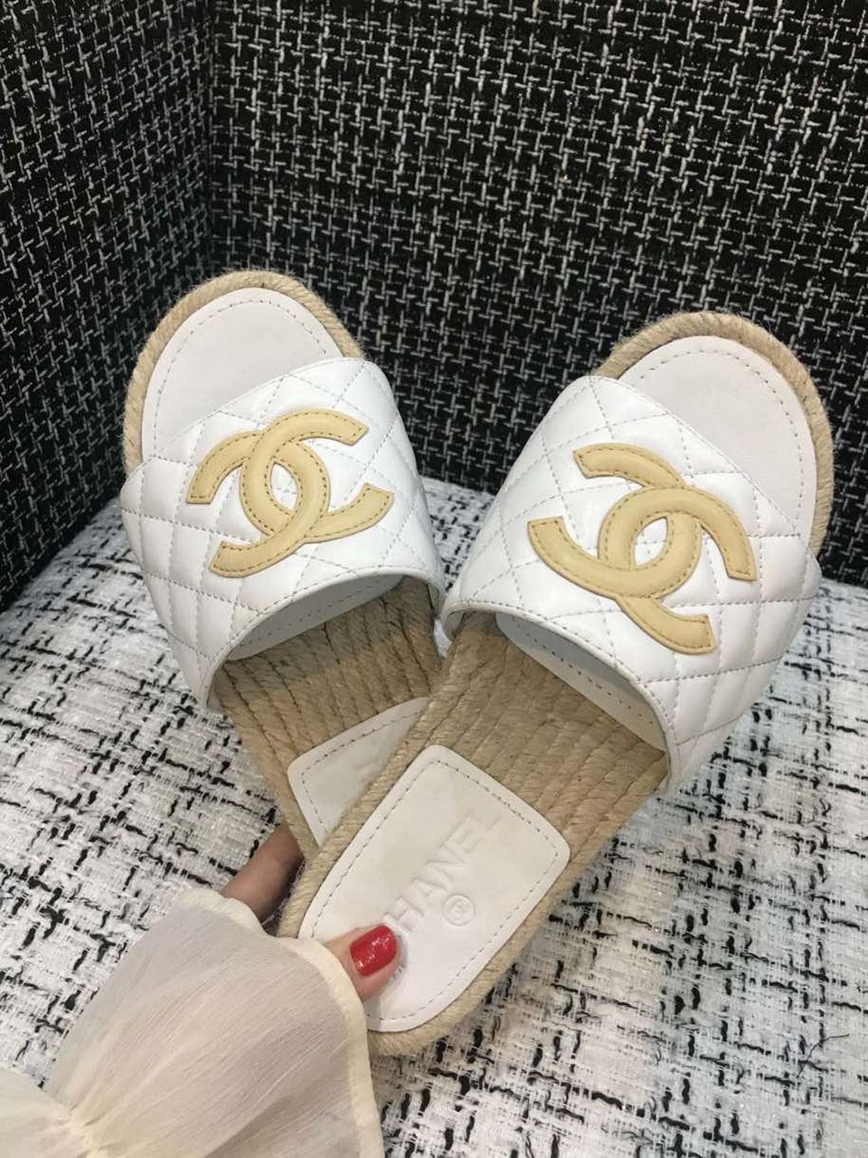 Chanel Quilted CC Logo Espadrille Slippers Calfskin Leather Spring/Summer Collection White/Beige