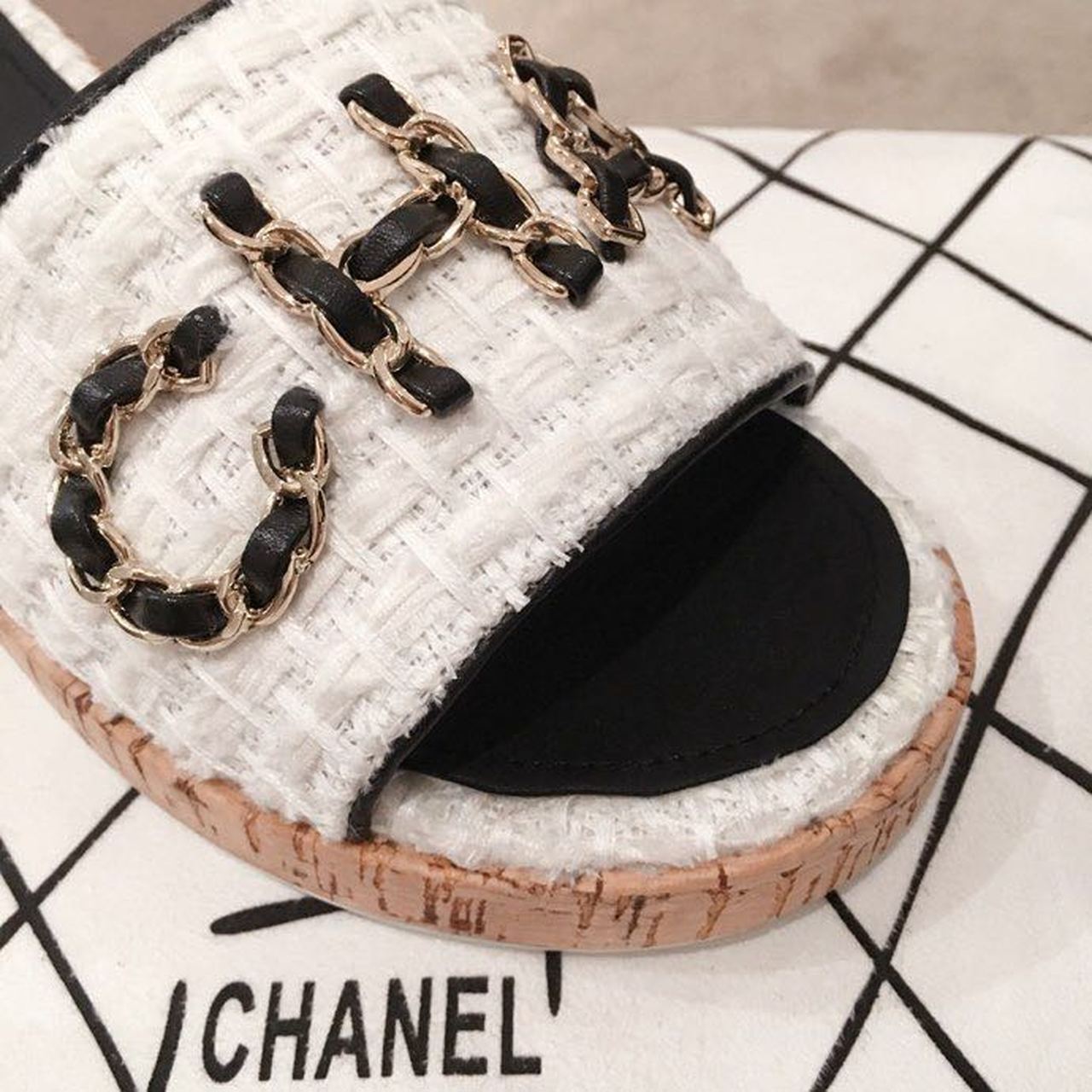 Chanel Woven Chain Cork Mules Sandals Tweed/Calfskin Leather Spring/Summer Collection White/Black