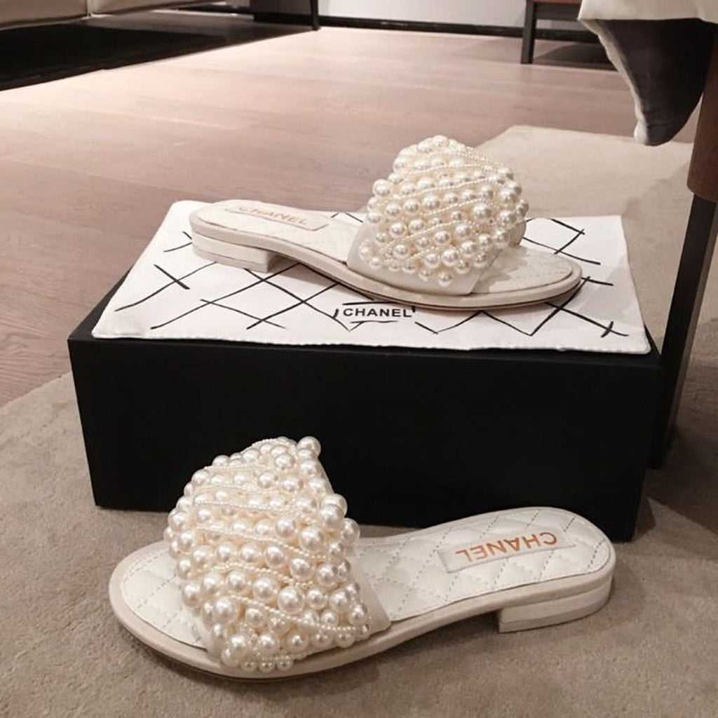 Chanel Pearl Embellished Quilted Flat Sandals Calfskin Leather Spring/Summer Collection White