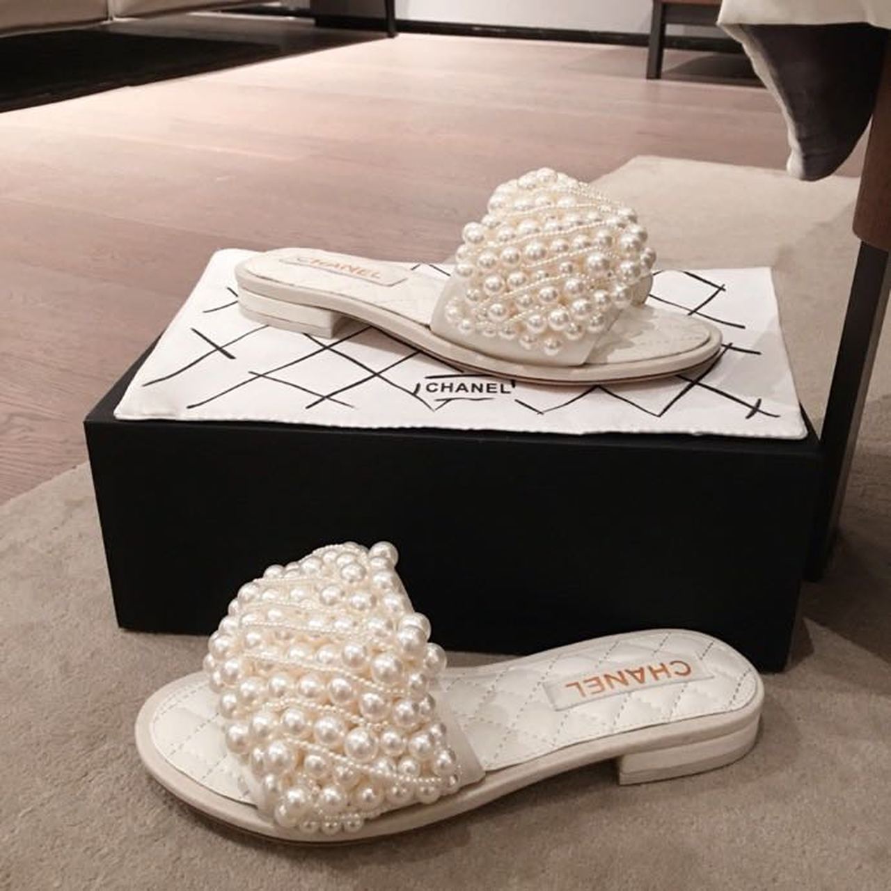 Chanel Pearl Embellished Quilted Flat Sandals Calfskin Leather Spring/Summer Collection White