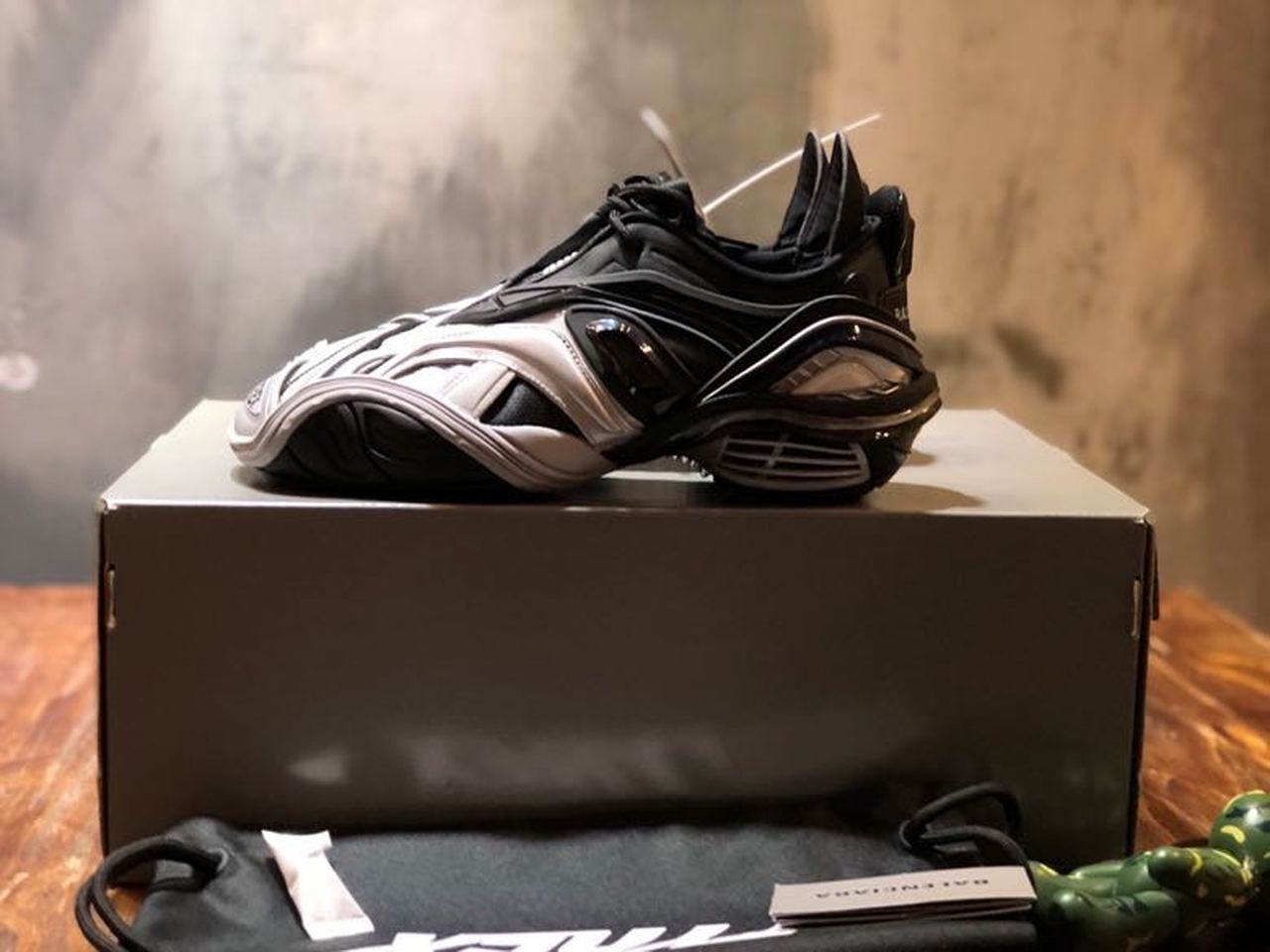 SHOES