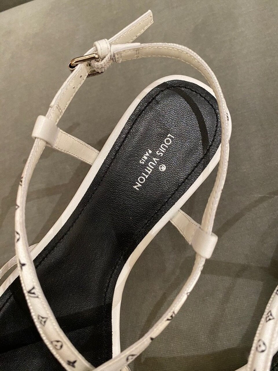 Louis Vuitton Citizen Thong Sandals Calfskin Leather Spring/Summer Collection 1A7RYA White