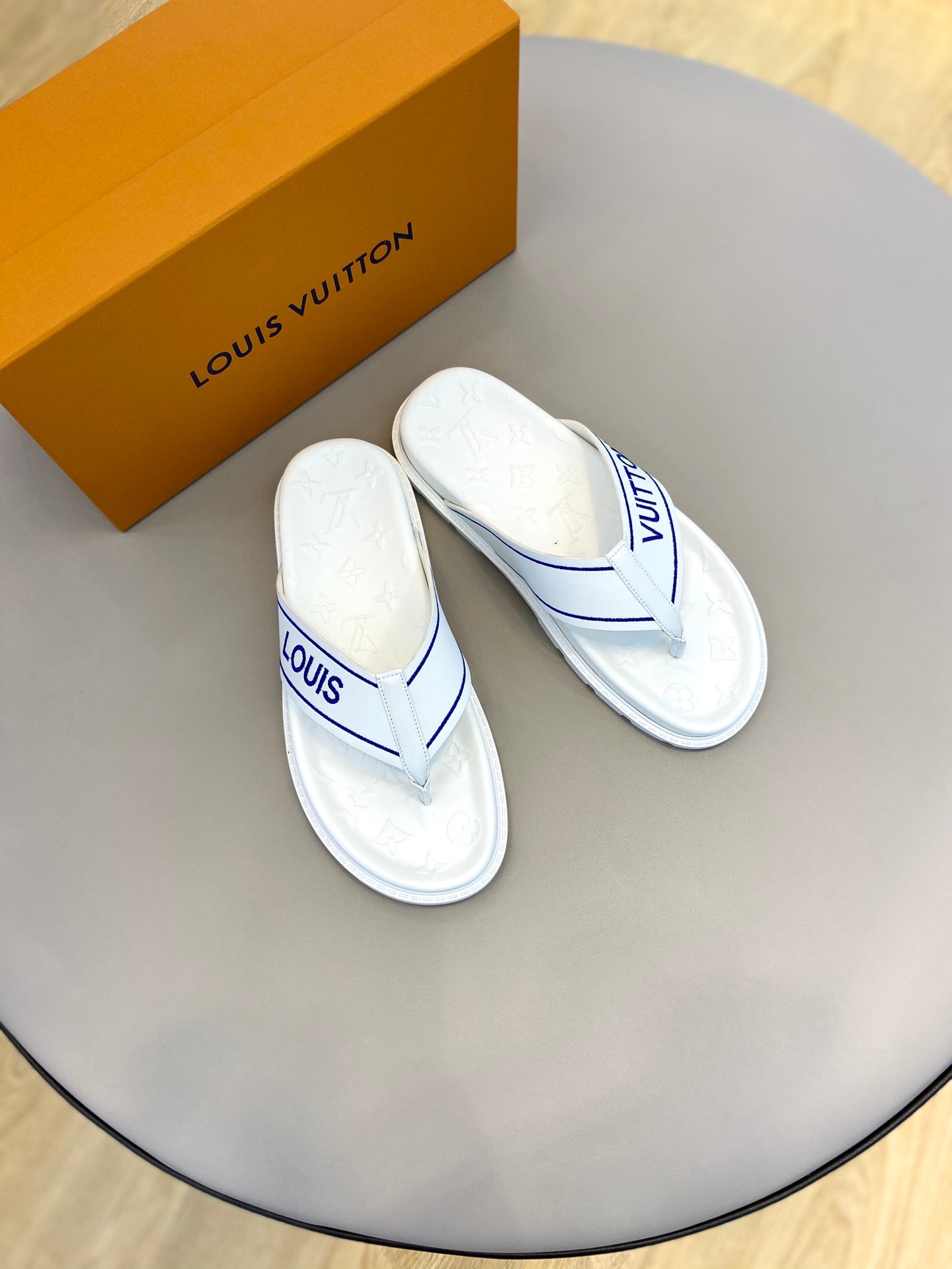 Louis Vuitton Mirabeau Thong
