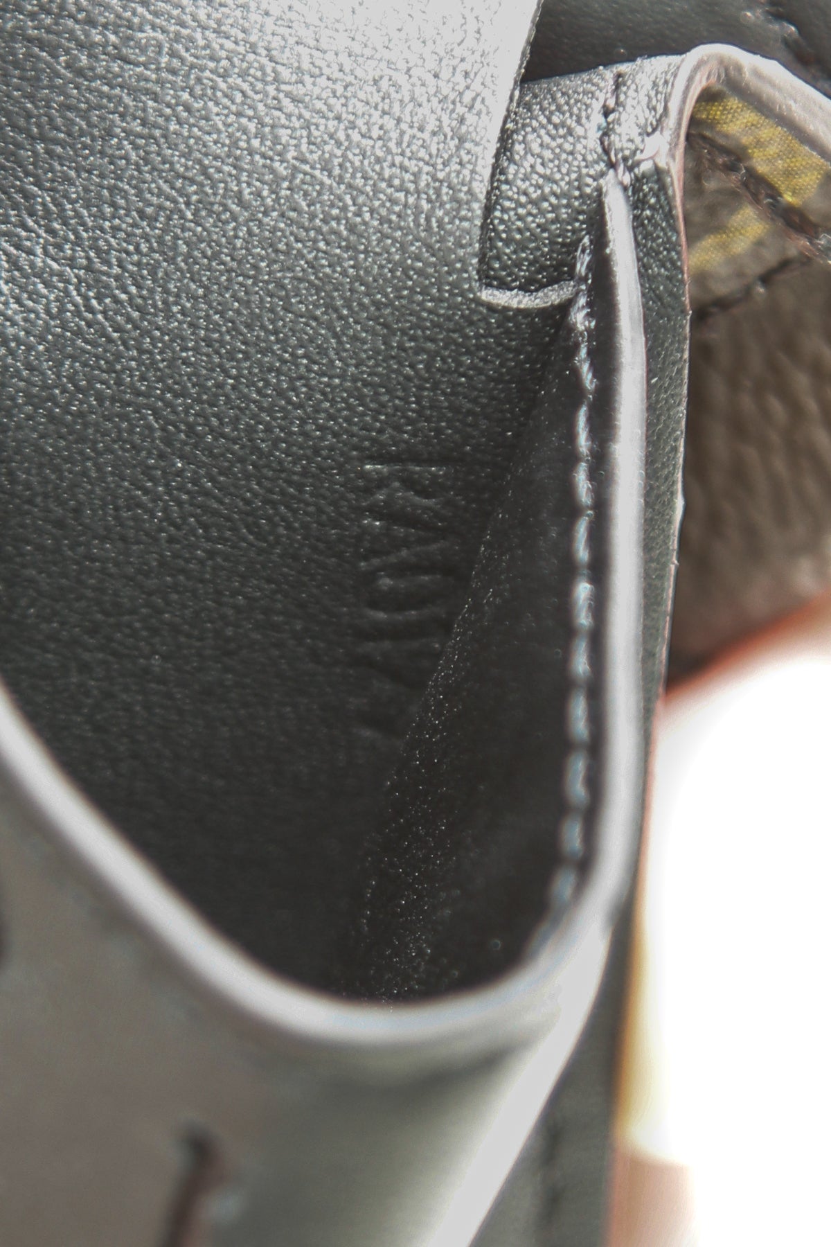 Hinge Multiple Wallet - Monogram