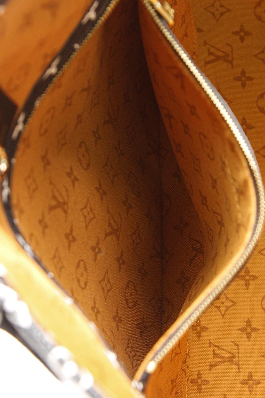 Crafty Neverfull MM Tote Bag - Giant Monogram
