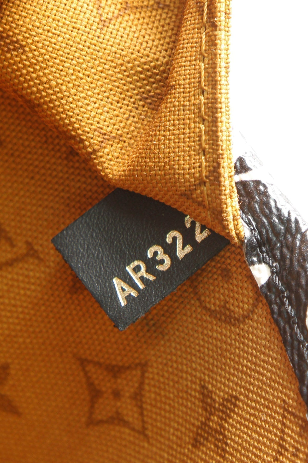 Crafty Neverfull MM Tote Bag - Giant Monogram