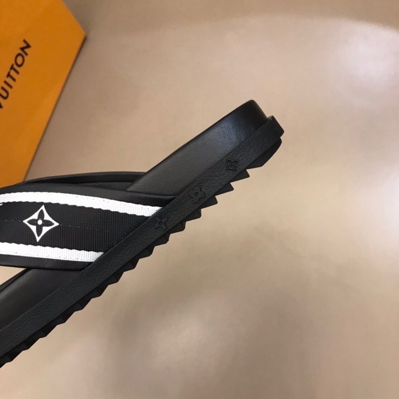 Louis Vuitton Thong Mules Mens Sandals Spring/Summer Collection Black/Silver