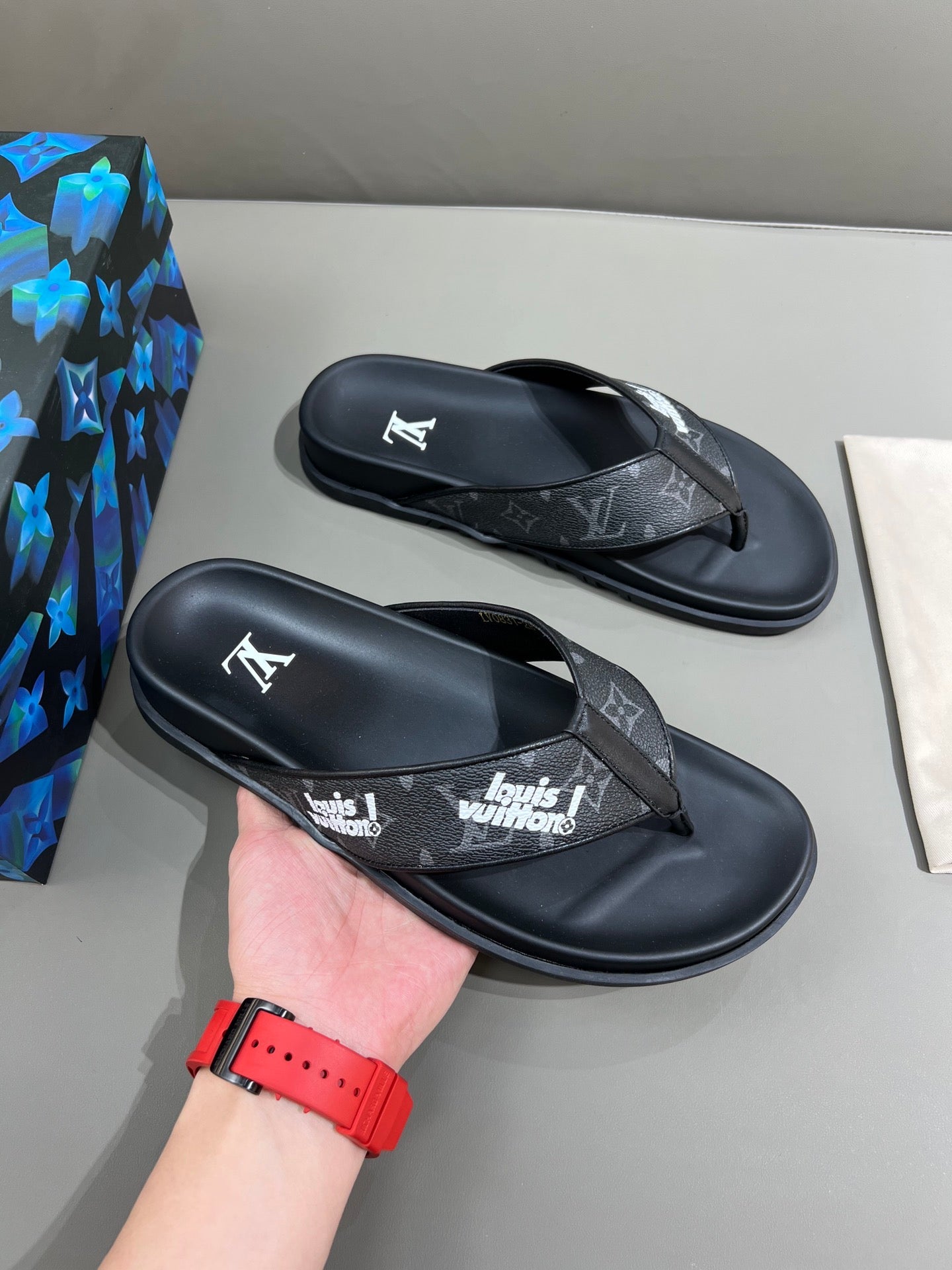 Louis Vuitton Mirabeau Thong