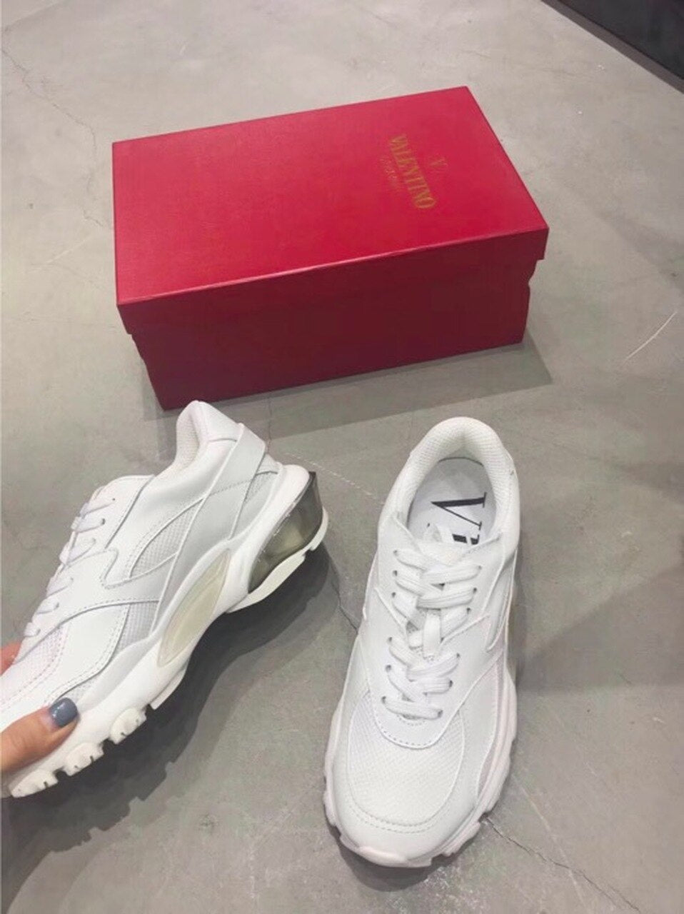 Valentino Garavani Bounce Runner Sneakers Calfskin Leather Fall/Winter 2018 Collection, White