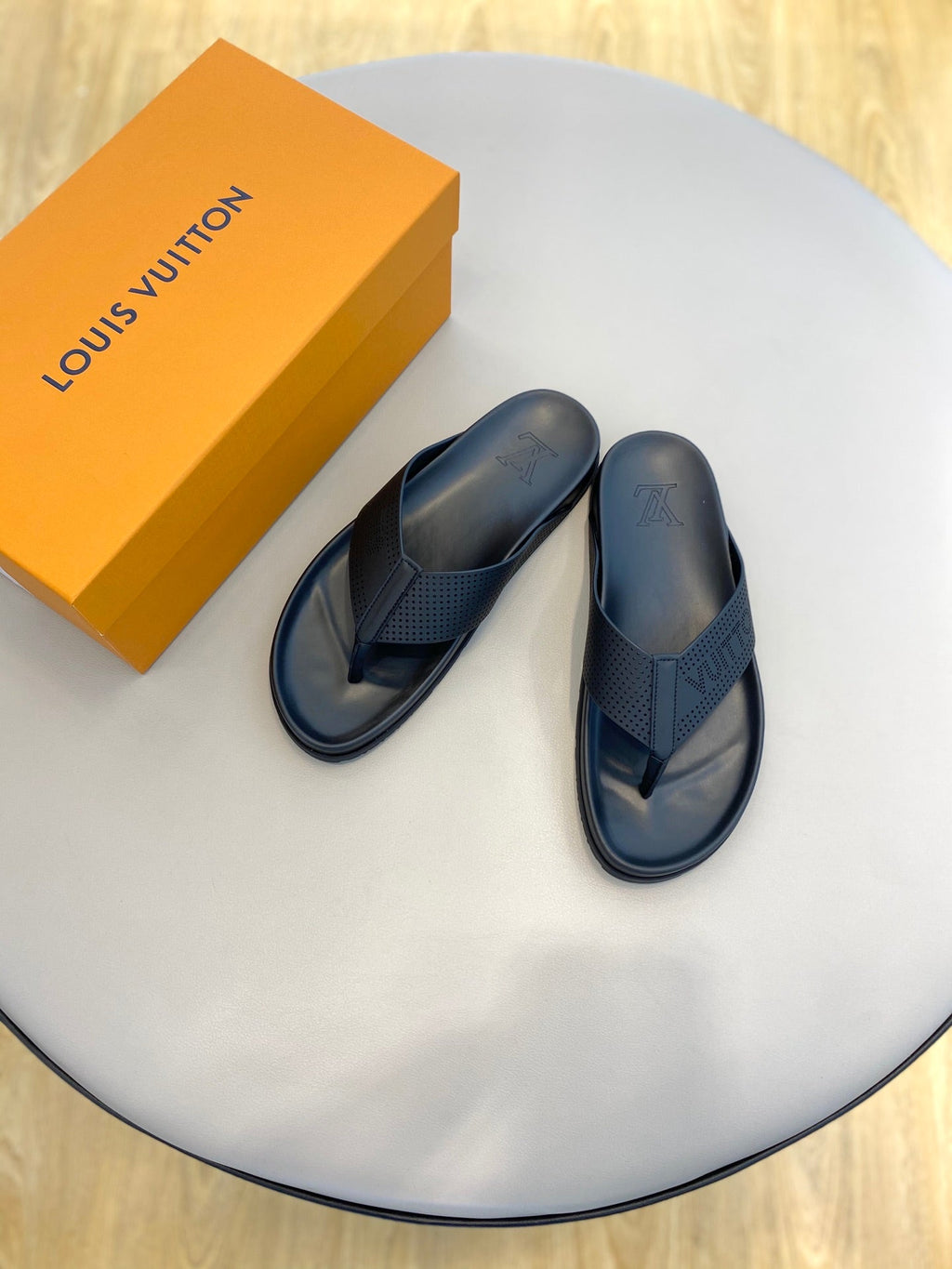 Louis Vuitton Mirabeau Thong
