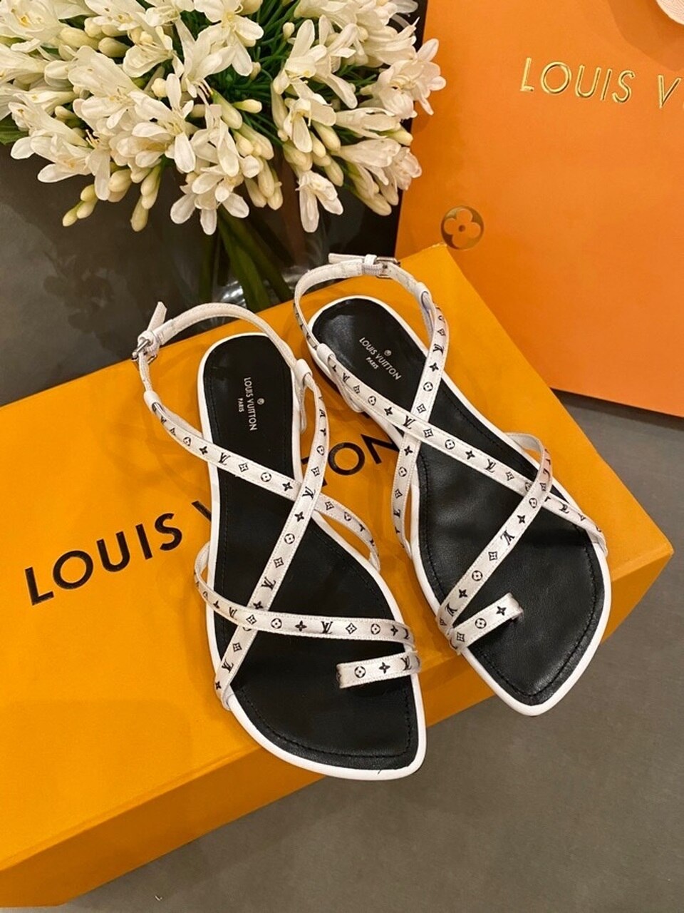 Louis Vuitton Citizen Thong Sandals Calfskin Leather Spring/Summer Collection 1A7RYA White