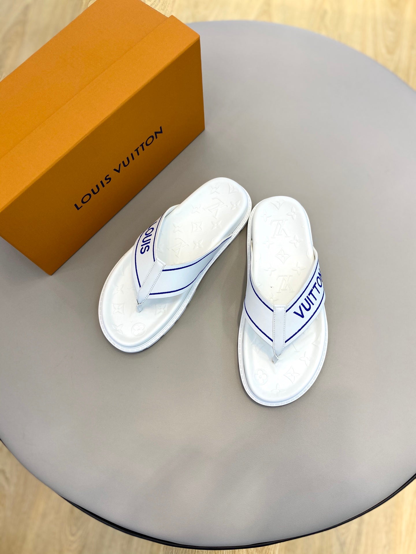 Louis Vuitton Mirabeau Thong