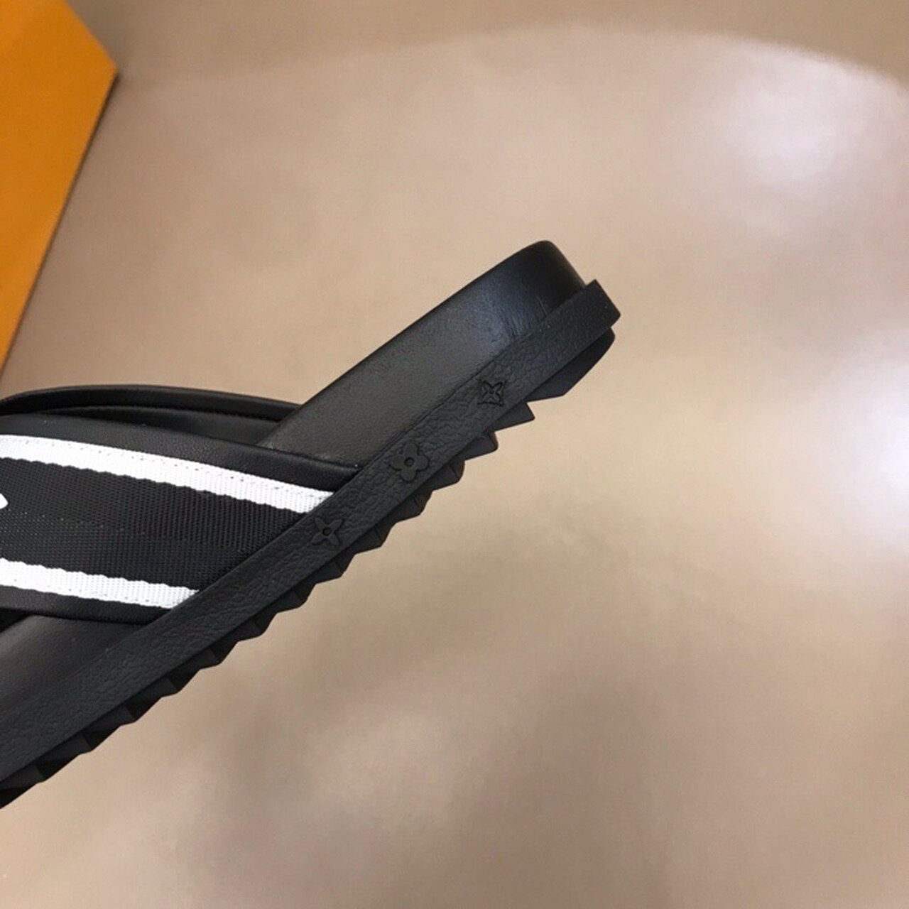 Louis Vuitton Criss-Cross Mules Mens Sandals Spring/Summer Collection Black/Silver