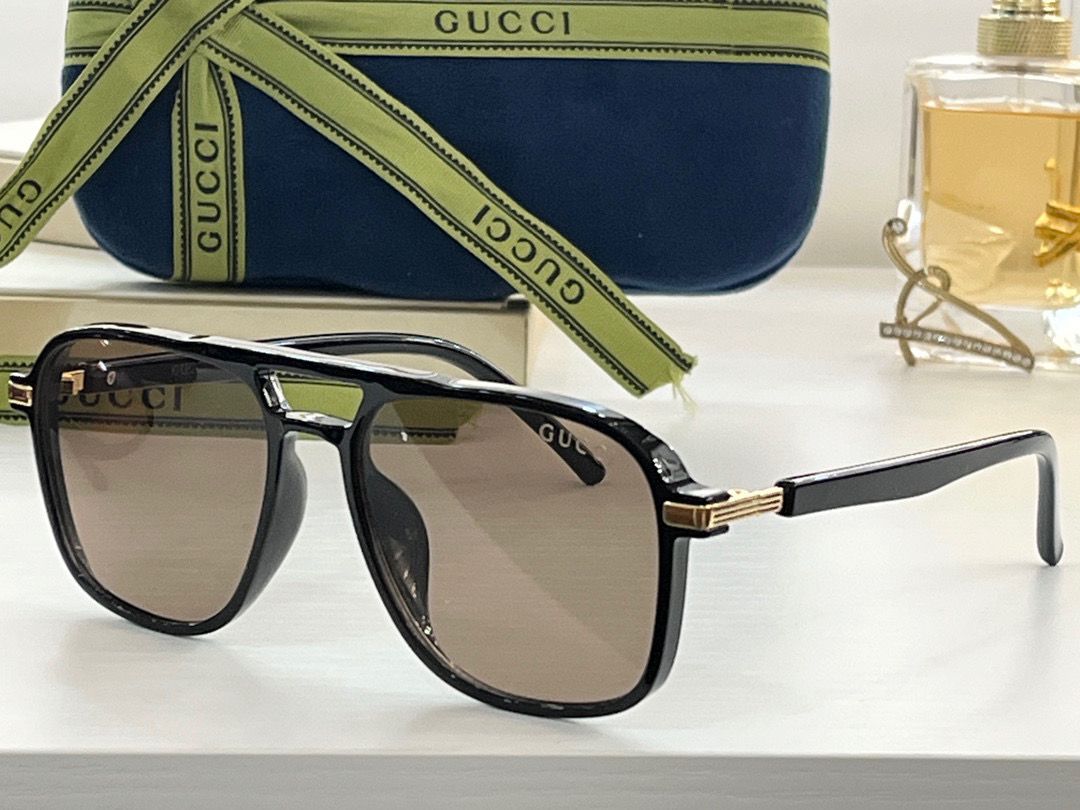 Gucci Navigator Frame Sunglasses