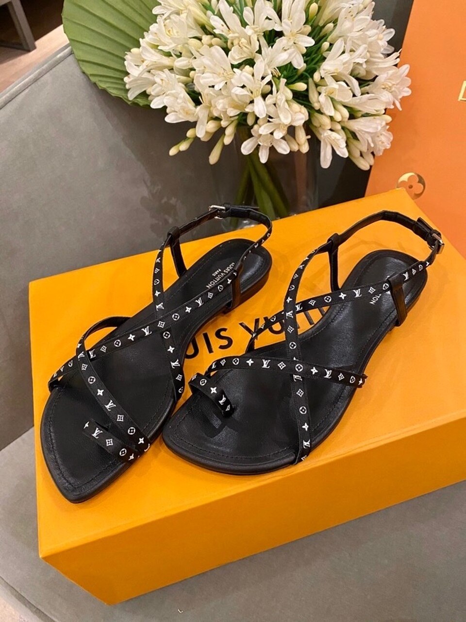 Louis Vuitton Citizen Thong Sandals Calfskin Leather Spring/Summer Collection Black