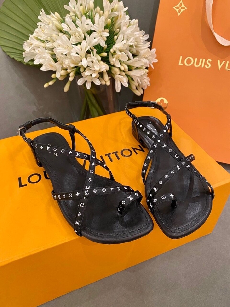 Louis Vuitton Citizen Thong Sandals Calfskin Leather Spring/Summer Collection Black