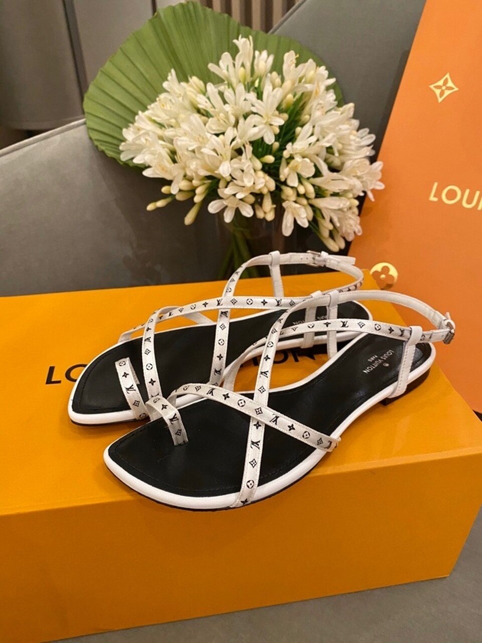 Louis Vuitton Citizen Thong Sandals Calfskin Leather Spring/Summer Collection 1A7RYA White