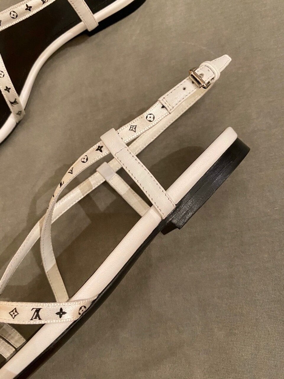 Louis Vuitton Citizen Thong Sandals Calfskin Leather Spring/Summer Collection 1A7RYA White