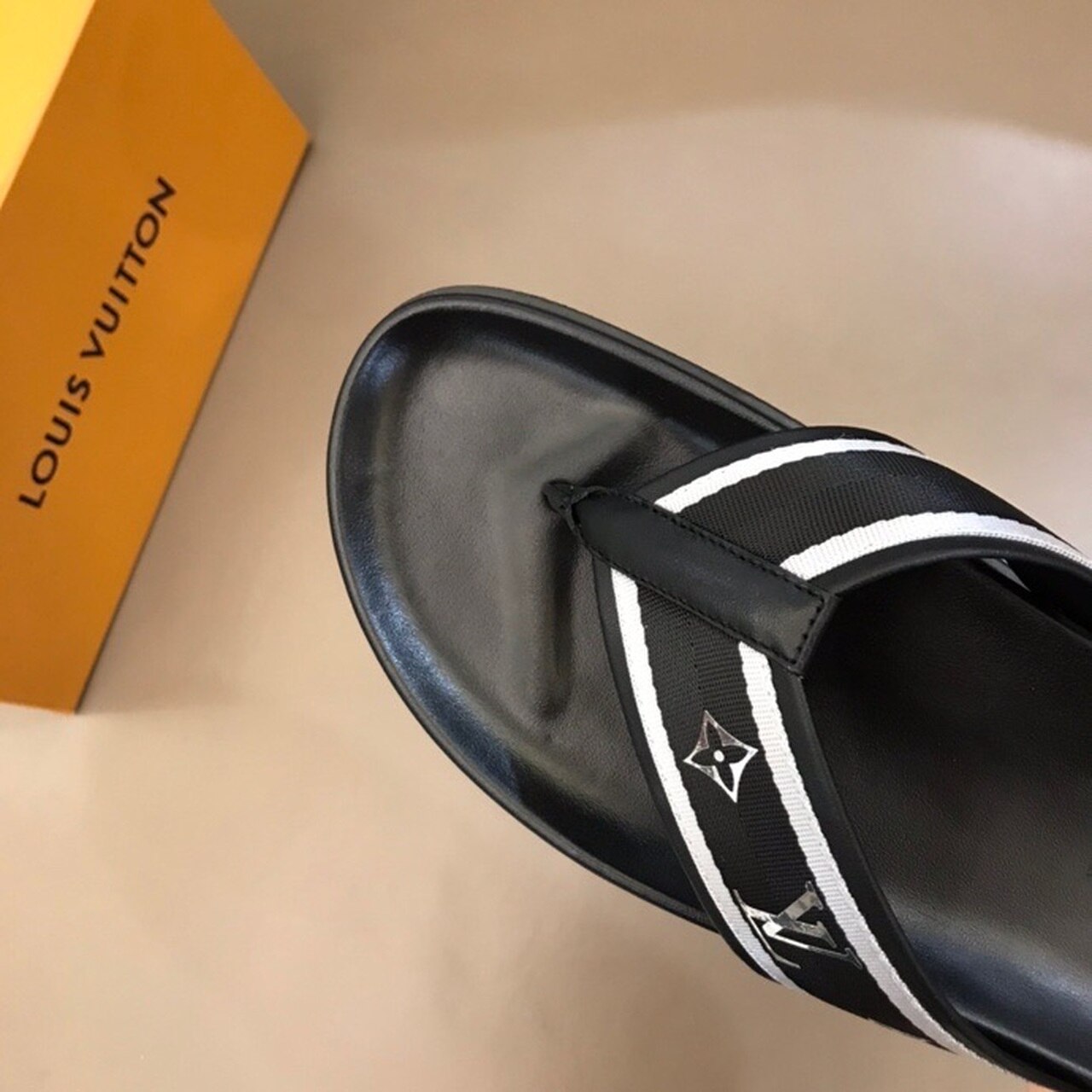 Louis Vuitton Thong Mules Mens Sandals Spring/Summer Collection Black/Silver