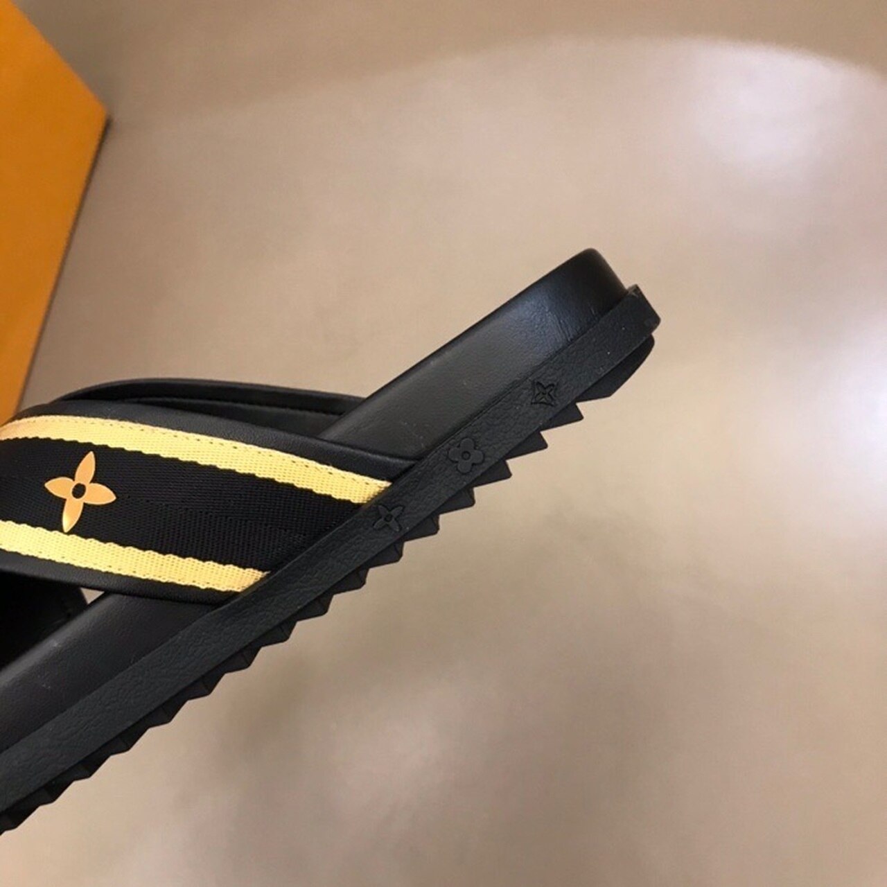 Louis Vuitton Thong Mules Mens Sandals Spring/Summer Collection Black/Gold