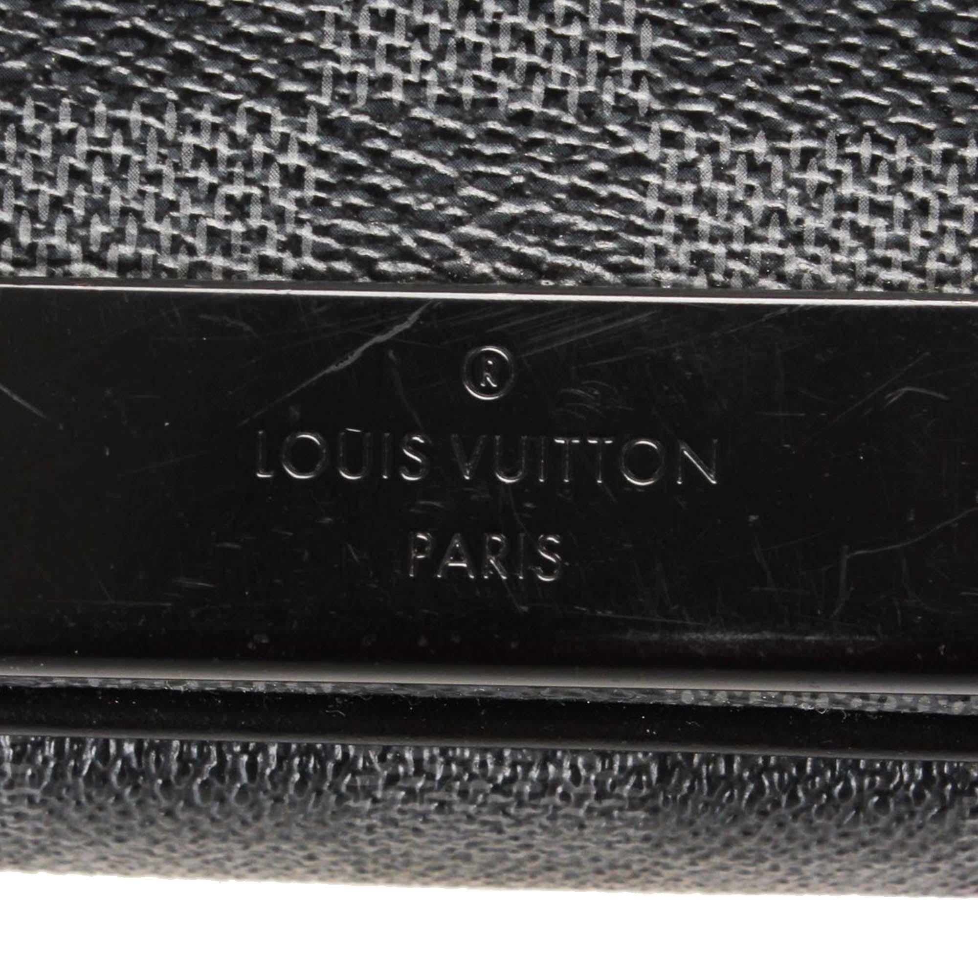 Louis Vuitton Damier Graphite District MM Messenger Bag (SHG-12915)