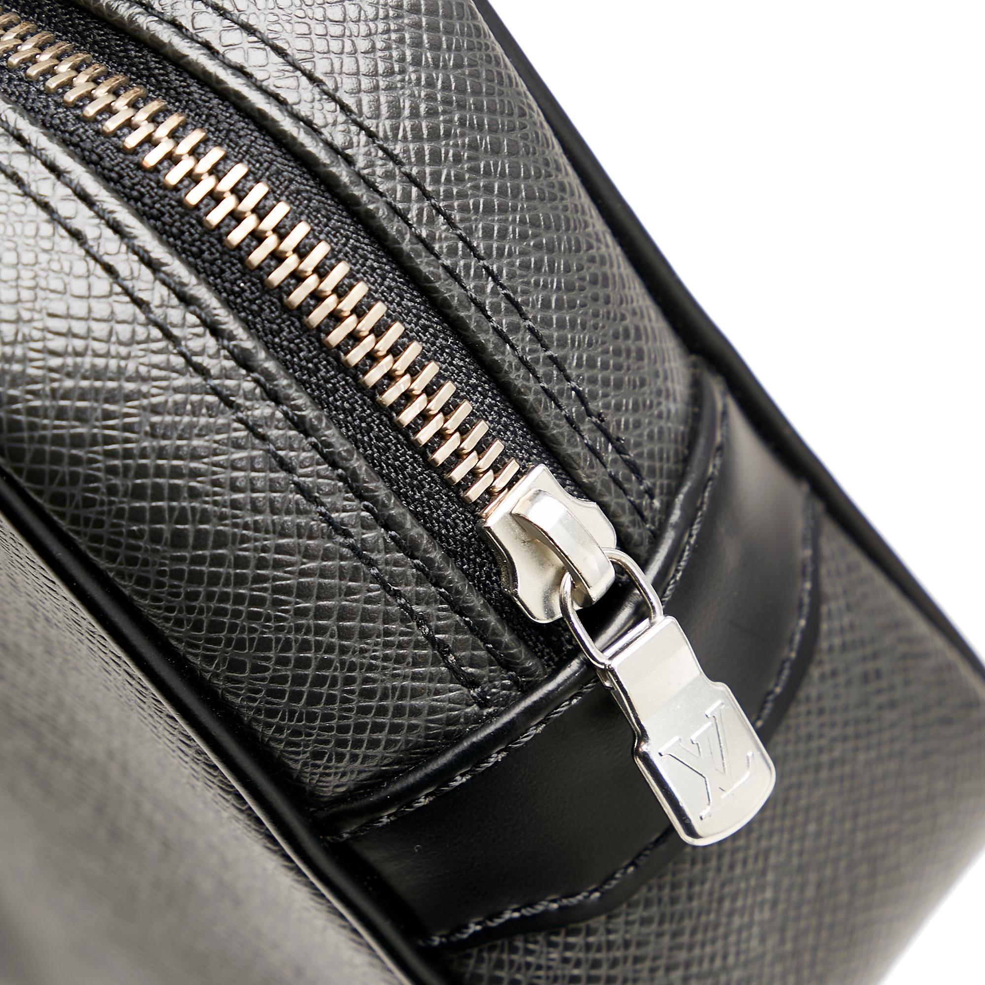 Louis Vuitton Taiga Kaluga Clutch Bag (SHG-26940)