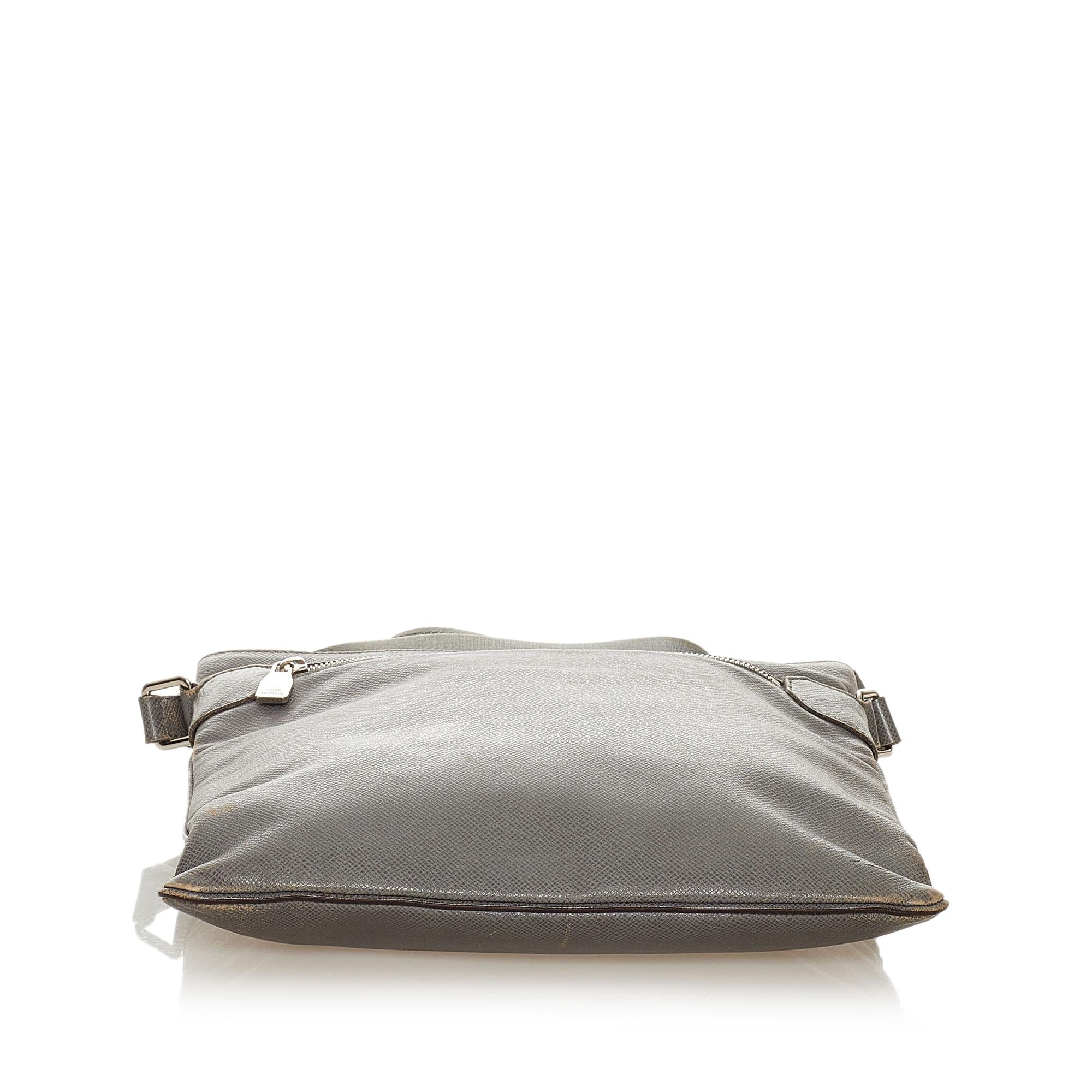 Louis Vuitton Taiga Sasha (SHG-27511)