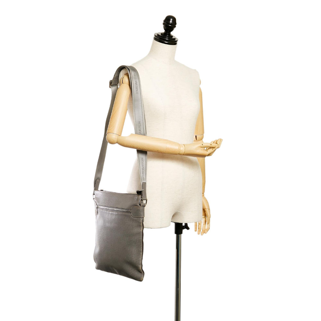 Louis Vuitton Taiga Sasha (SHG-27511)