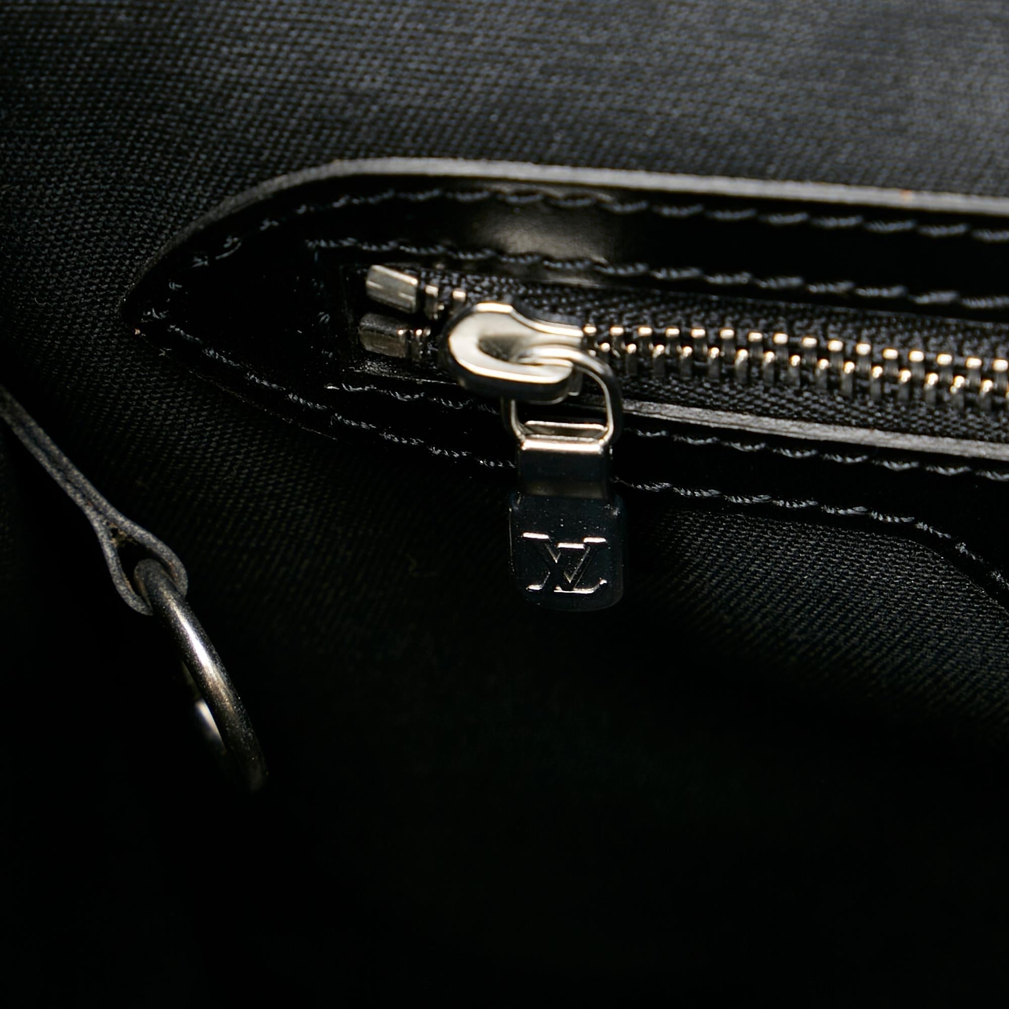 Louis Vuitton Taiga Yaranga (SHG-25474)