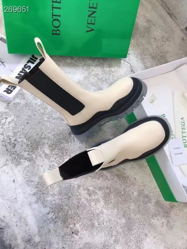 Bottega Veneta Flat Triple-Sole Leather Boots Calfskin Leather Fall/Winter 2020 Collection, Ivory/Black